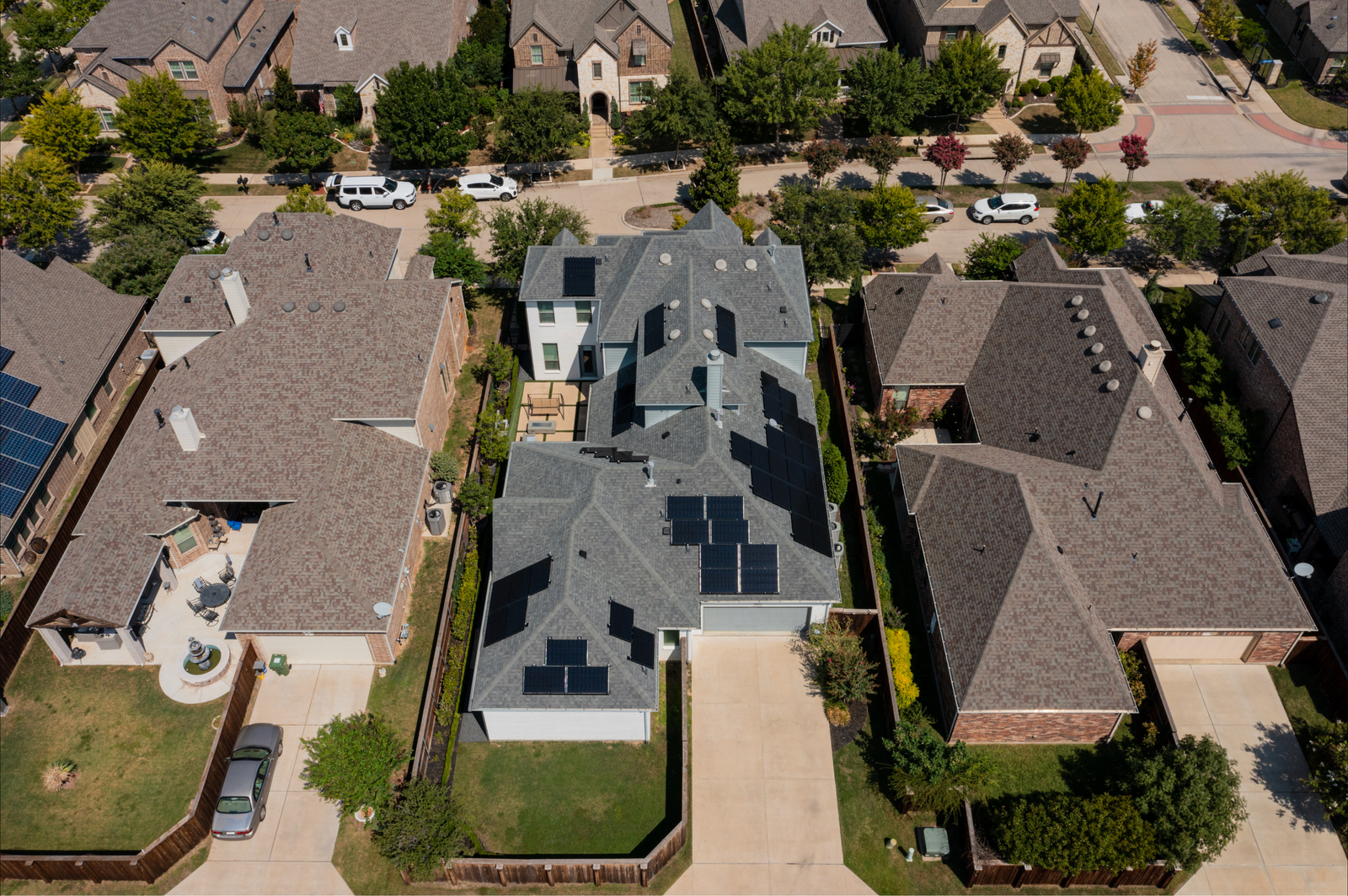 Modern home with pool in Illinois